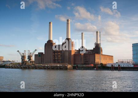 Battersea Power Station und die Themse Stockfoto