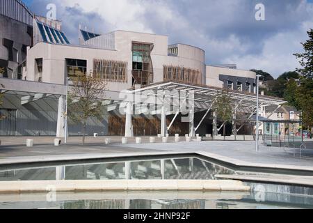 Schottisches Parlamentsgebäude mit Reflexion im Wasser Edinburgh Schottland Stockfoto