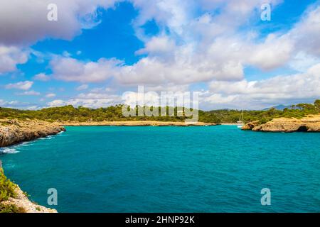 Türkisfarbene Strandbucht Cala Mondrago Samarador Mallorca Balearen Spanien. Stockfoto