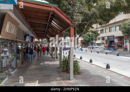 Nicht identifizierte Personen in der Innenstadt von Bariloche, Patagonien, Argentinien Stockfoto