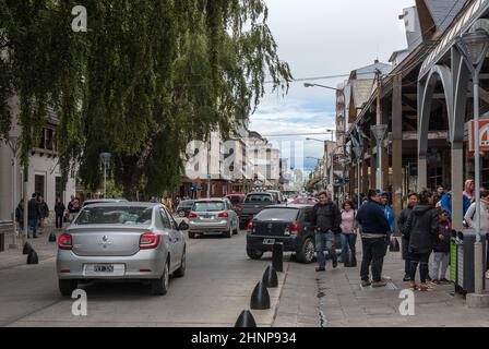 Nicht identifizierte Personen in der Innenstadt von Bariloche, Patagonien, Argentinien Stockfoto