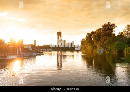Wien im Sommer. Romantischer Sonnenuntergang an der Alten Donau mit Blick auf die Skyline Stockfoto