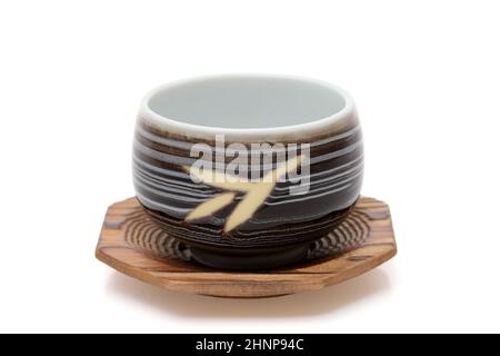 Nahaufnahme einer Tasse aus Keramik für Tee auf weißem Hintergrund Stockfoto