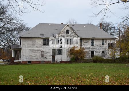 Wohnimmobilien neben leeren Grundstücken in der Jos Campau St in Detroit, Michigan, einem Gebiet, das allmählich von der Aufgabe zur Gentrifizierung überging. Stockfoto