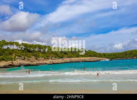 Türkisfarbene Strandbucht Cala Samarador Amarador Mallorca Balearen Spanien. Stockfoto