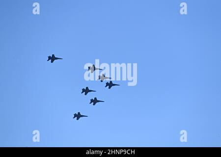 U S Navy Blue Angels stehen für ihre Delta-Formation über San Diego, Kalifornien, an. Fotoflugzeug in der linken oberen Ecke. Stockfoto