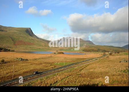 Blick nach Norden zur Rhyd DDU-Station von der Nähe von Pitt's Head. Llyn y Gader befindet sich auf der linken Seite des Fotos. Stockfoto