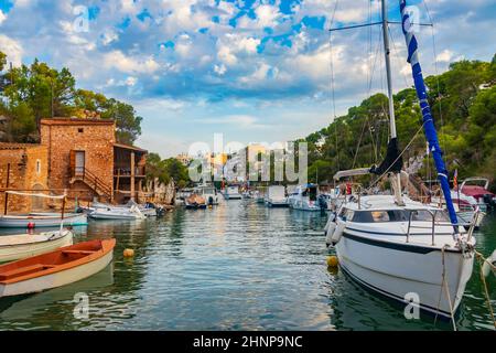 Panoramablick auf die Bucht Marina Cala Figuera Mallorca Spanien. Stockfoto