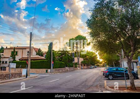 Typische Nachmittagsstraße in Cala Figuera Mallorca Balearen Spanien. Stockfoto