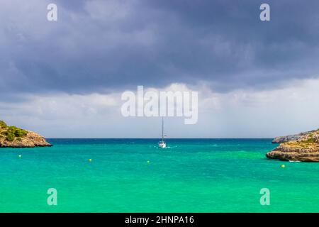 Türkisfarbene Strandbucht Cala Samarador Amarador Mallorca Balearen Spanien. Stockfoto