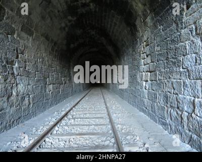 Eisenstraße Brücken Metallbahn Licht am Ende des Tunnels Zug Transport Stockfoto