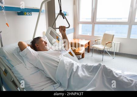 Patient in einem Krankenhaus, Blick aus einem Fenster in seinem Zimmer, viel besser nach der Operation zu tun Stockfoto