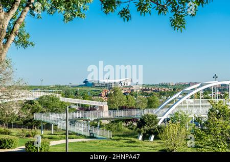 MADRID, SPANIEN - 4. MAI 2021: Wanda Metropolitano Stadion in Madrid, Spanien (Heimstadion von Atlético Madrid), vom Juan Carlos I Park aus gesehen Stockfoto