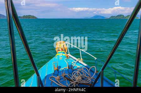 Fähre bei tropischem Meereslandschaftspanorama in Ranong Thailand. Stockfoto