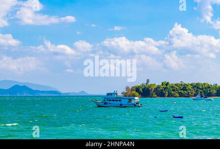 Fährschiffe am Tai Kak Pier, tropisches Meer, Ranong Thailand. Stockfoto