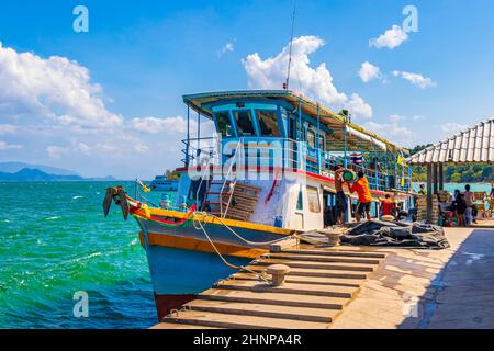 Fähre Boot am Pier tropische Meereslandschaft Panorama Ranong Thailand. Stockfoto