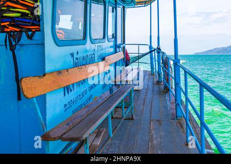 Fähre am Tai Kak Pier Tropical Sea Ranong Thailand. Stockfoto