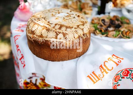 Hochzeits-Brotlaib mit voluminösen, gedrehten Zöpfen Stockfoto