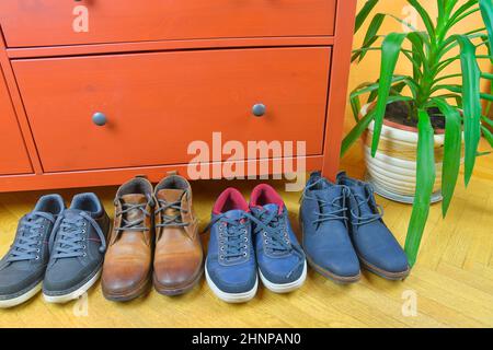 Männer Schuhe Kollektion - verschiedene Modelle und Farben. Leder classic Stiefel und Turnschuhe. Unterschiedliche Schuhe für verschiedene Anlässe. Männer Fashion Concept Stockfoto