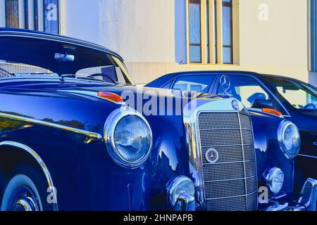 Mercedes Benz Logo auf Oldtimer. Mercedes-Benz ist ein deutscher Automobilhersteller. Die Marke wird für Luxusfahrzeuge, Busse, Reisebusse und Lastwagen verwendet. Stockfoto