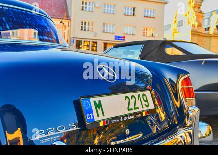 Mercedes Benz Logo auf Oldtimer. Mercedes-Benz ist ein deutscher Automobilhersteller. Die Marke wird für Luxusfahrzeuge, Busse, Reisebusse und Lastwagen verwendet. Stockfoto