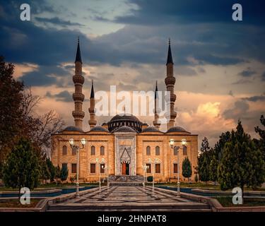 Die Ertugrul Gazi Moschee befindet sich im Herzen von Ashgabat in der Dämmerung. Auch die Azadi Moschee genannt. Turkmenistan Stockfoto