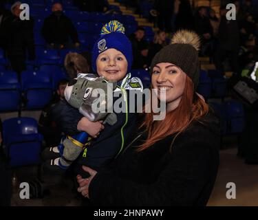 Ein junger Warrington-Fan und seine Mutter sind hier, um sich das Spiel anzusehen Stockfoto