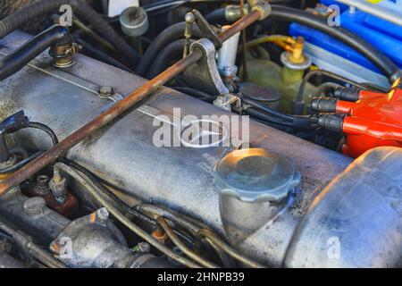 Mercedes-Benz-Logo auf Zündkerzenmotor, SI-Motor. Mercedes-Benz ist ein deutscher Automobilhersteller. Die Marke wird für Luxusfahrzeuge, Busse, Reisebusse und Lastwagen verwendet. Stockfoto