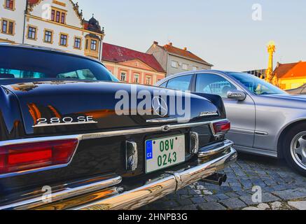 Mercedes Benz Logo auf einem schwarzen Oldtimer. Mercedes-Benz ist ein deutscher Hersteller von Automobilen. Die Marke steht für Luxus Autos, Busse und Lkw eingesetzt. Stockfoto