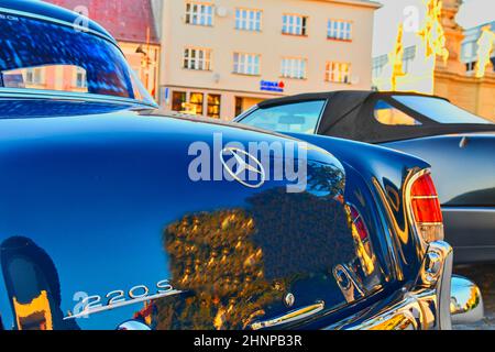 Mercedes Benz Logo auf Oldtimer. Mercedes-Benz ist ein deutscher Automobilhersteller. Die Marke wird für Luxusfahrzeuge, Busse, Reisebusse und Lastwagen verwendet. Stockfoto