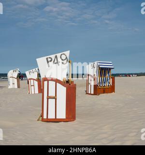 Strandliegen am Strand von Kolobrzeg an der Küste der Ostsee in Polen Stockfoto