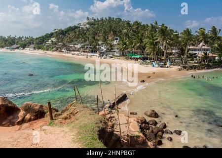 Mirissa Beach in Sri Lanka. Türkisfarbenes Wasser und Paradies. Stockfoto