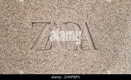 Neues Logo für eine Modemarke in einem Einkaufszentrum. Zara Store. Spanischer Händler für Bekleidung und Accessoires. Flaggschiff-Kette der Inditex-Gruppe. Ukraine, Kiew - 2. Dezember 2021. Stockfoto