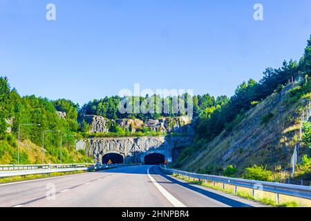 Fahrt durch Schweden in Richtung Tunnel im Sommer. Stockfoto