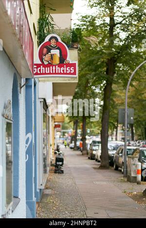 Typisch noch erhaltene Berliner Kneipe in einem ehemaligen Arbeiterviertel in Berlin Stockfoto