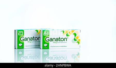 CHONBURI, THAILAND-22. NOVEMBER 2021 : Ganaton Produkt von Abbott Laboratories. Ganaton Tabletten in Papierkartonverpackung auf weißem Hintergrund. Itopride wird für nicht-Ulkus-Dyspepsie und Gastroparese verschrieben Stockfoto