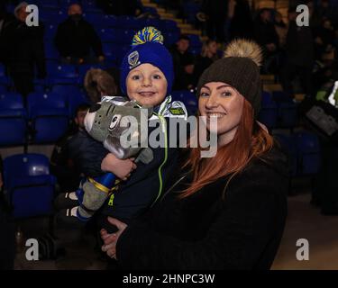 Warrington, Großbritannien. 17th. Februar 2022. Ein junger Warrington-Fan und seine Mutter sind hier, um das Spiel in Warrington, Großbritannien, am 2/17/2022 zu sehen. (Foto von Mark Cosgrove/News Images/Sipa USA) Quelle: SIPA USA/Alamy Live News Stockfoto