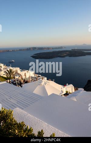 Weiß getünchte Häuser mit Terrassen und Pools und einer schönen Aussicht in Imerovigli auf Santorini Stockfoto