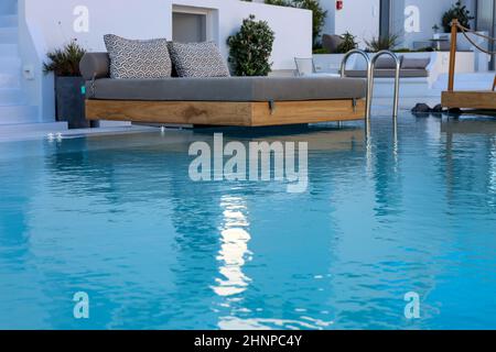 Ein breites Bett am Pool, der perfekte Ort für einen erholsamen Urlaub Stockfoto