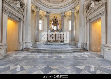 Katholischer Altar im Barockstil und Kuppel. Tageslicht - Italien Stockfoto