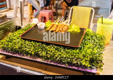 Hühnerspieße Thai Nachtmarkt Street Food in Bangkok, Thailand. Stockfoto