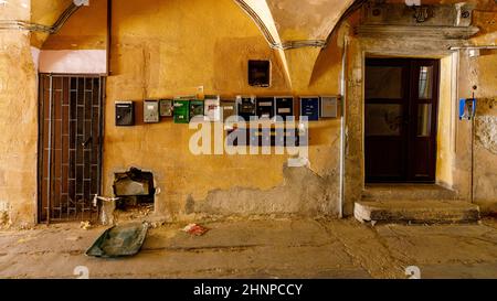 Einige alte Briefkästen für Briefe und Nachrichten in Brasov, Rumänien, 12. August 2021 Stockfoto