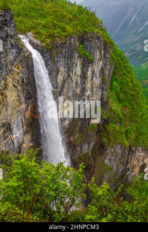 Erstaunlich höchster Wasserfall Vettisfossen in Utladalen Jotunheimen Norwegen. Die schönsten norwegischen Landschaften. Stockfoto