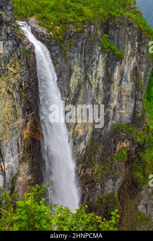 Erstaunlich höchster Wasserfall Vettisfossen in Utladalen Jotunheimen Norwegen. Die schönsten norwegischen Landschaften. Stockfoto