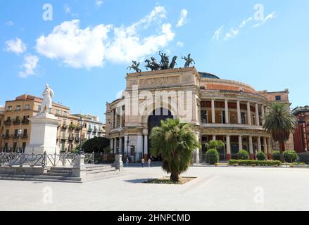 PALERMO, ITALIEN - 05. JULI 2020: POLITEAMA GARIBALDI Theater und Denkmal für RUGGIERO SETTIMO in Palermo, Sizilien, Italien Stockfoto