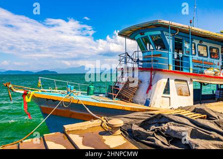 Fähre Boot am Pier tropische Meereslandschaft Panorama Ranong Thailand. Stockfoto