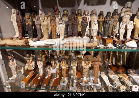 TURIN, ITALIEN - 19. AUGUST 2021: Kleine Votivstatuetten während der ägyptischen Zivilisation, Ägyptisches Museum von Turin, Italien Stockfoto