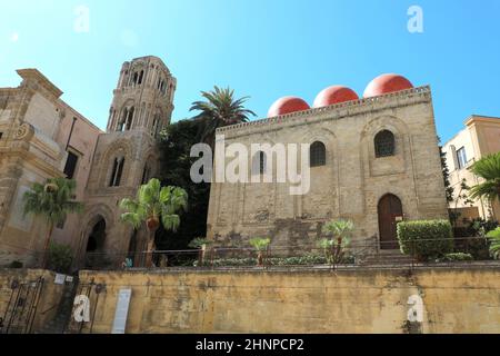 Kirche von San Cataldo mit drei roten Kuppeln an die Kirche Santa Maria dell'Ammiraglio, Palermo, Italien angeschlossen Stockfoto