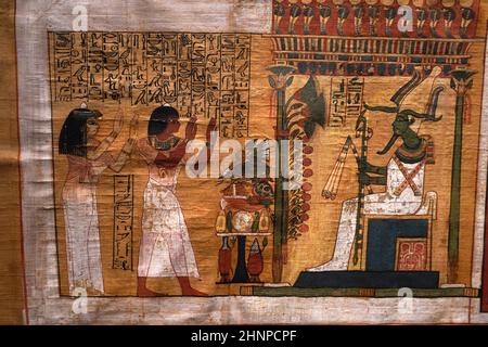 TURIN, ITALIEN - 19. AUGUST 2021: Papyrus mit Ossiris im Ägyptischen Museum von Turin, Italien Stockfoto