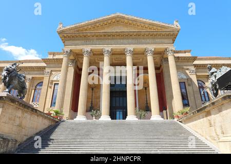 PALERMO, ITALIEN - 05. JULI 2020: Fassade des Opernhauses Teatro Massimo Vittorio Emanuele in Palermo, Italien Stockfoto